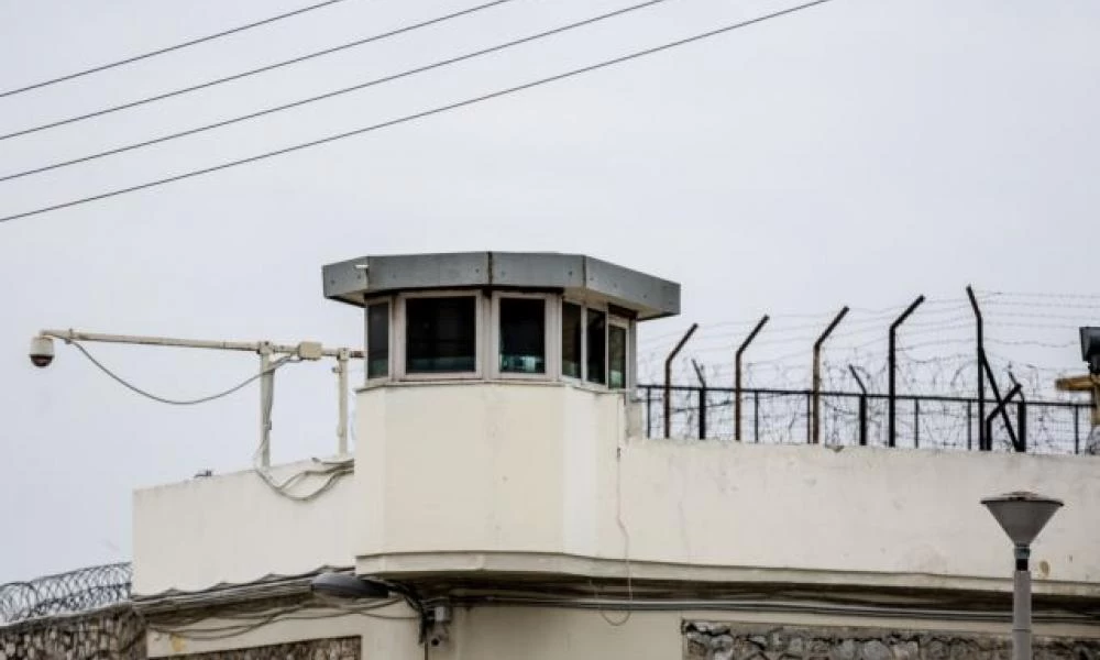 Λάρισα: Κρατούμενος παρίστανε τον ασθενή στο νοσοκομείο, πέταξε τις πατερίτσες και έτρεξε για να αποδράσει